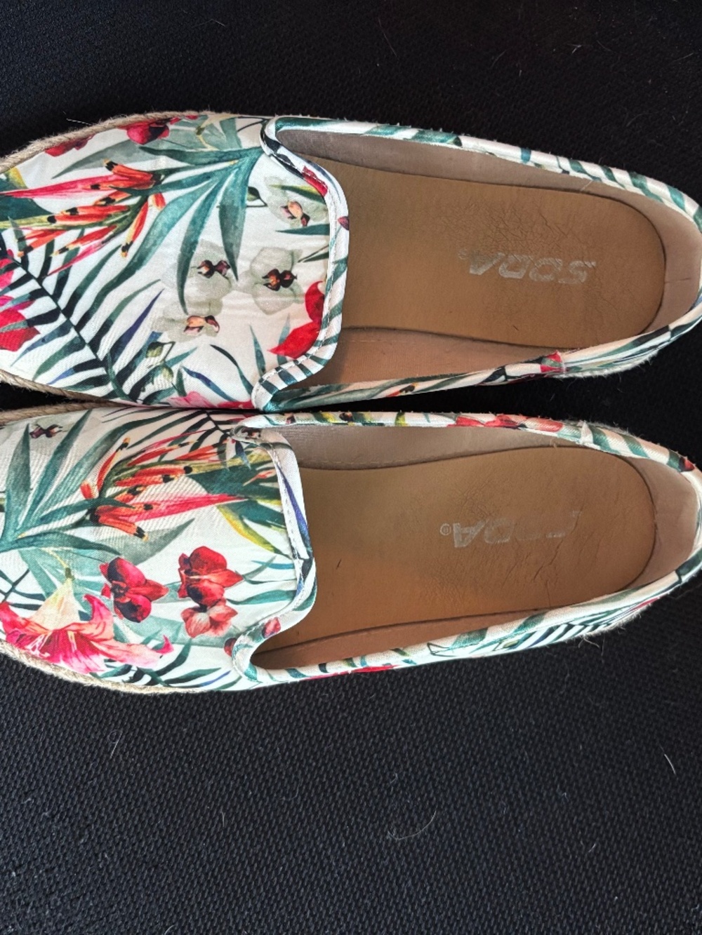 "Soda" brand flats.  Fun floral colors.  Size 9